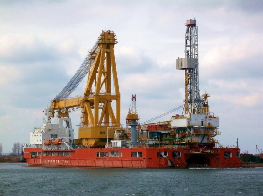 Судно исполин в Астрахани