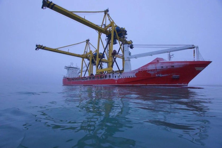 Хеви лифт судно