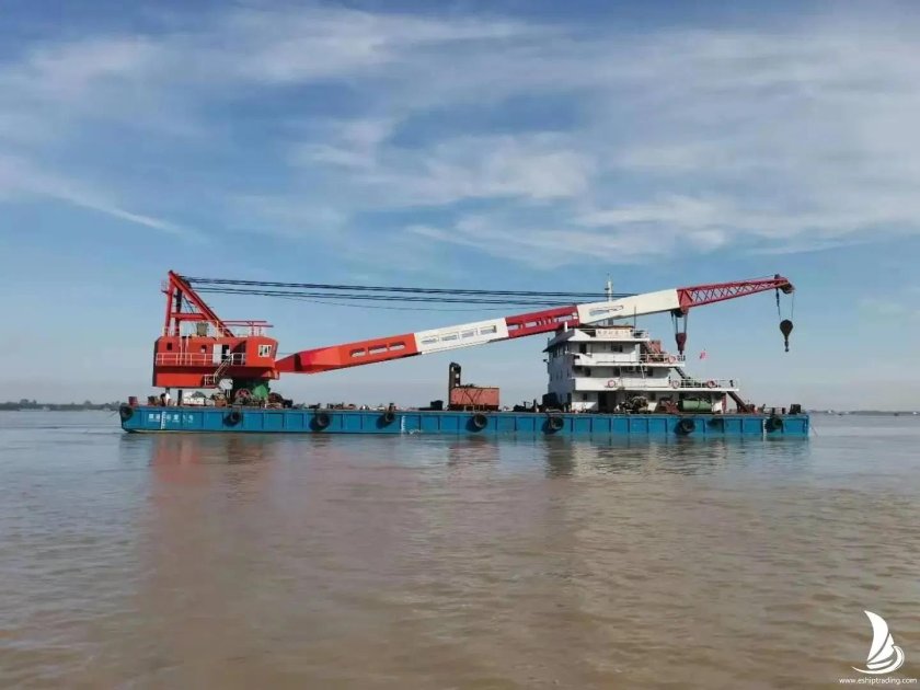 Floating crane barge