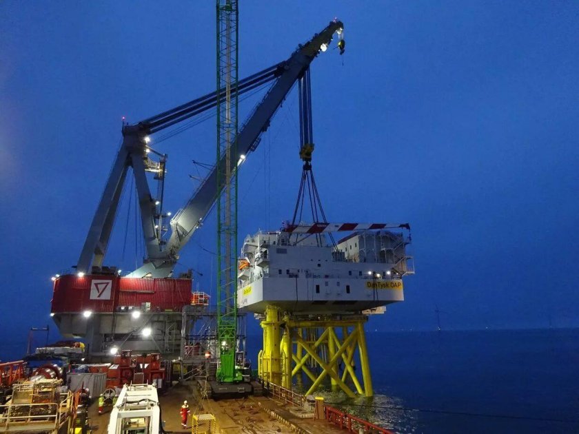 Крановое судно «Олег Страшнов»