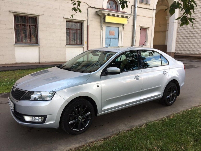 Шкода Рапид серая 2018