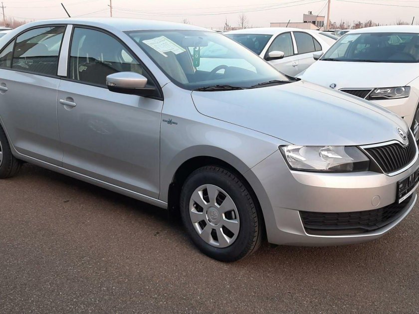 Шкода Рапид серебристый металлик 2021