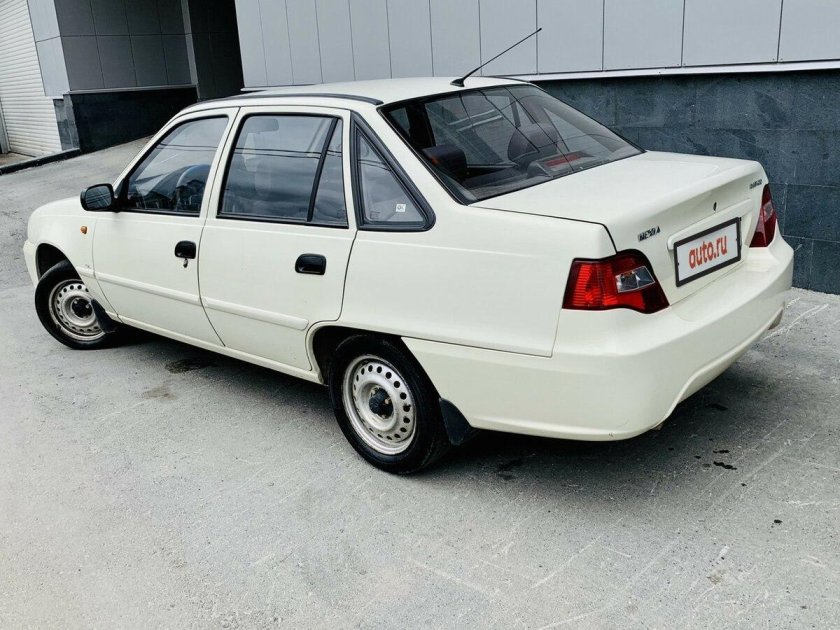 Daewoo Nexia бежевый
