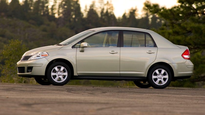 Nissan Tiida седан