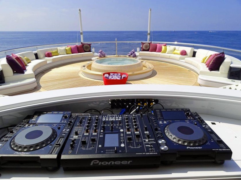 Диджей на яхте