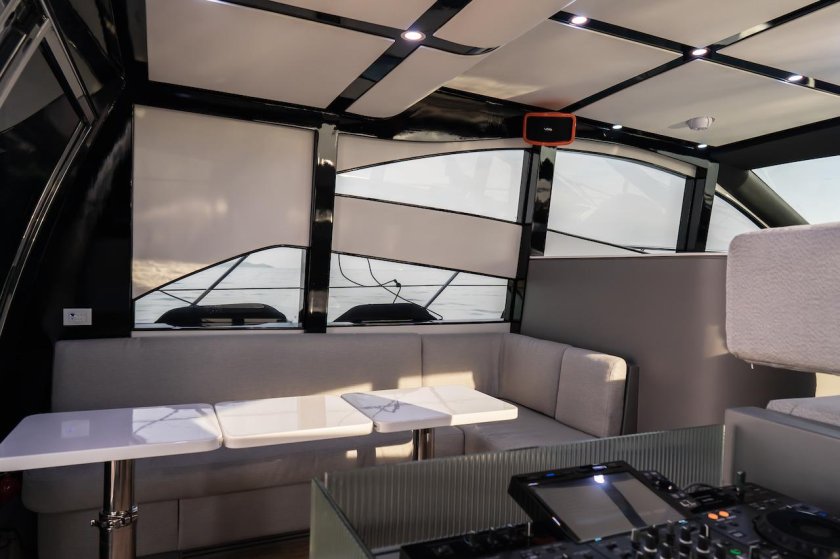 Моторная яхта