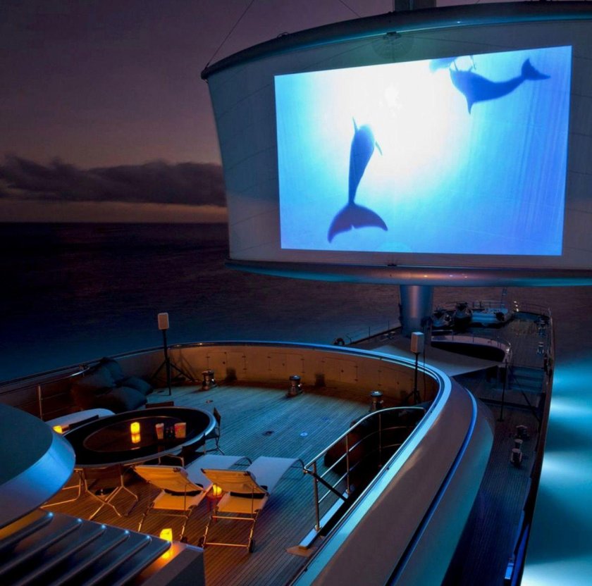 Кинотеатр на яхте