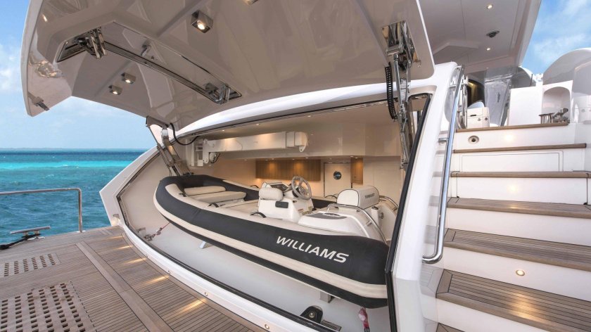 Яхта с гаражом для катера