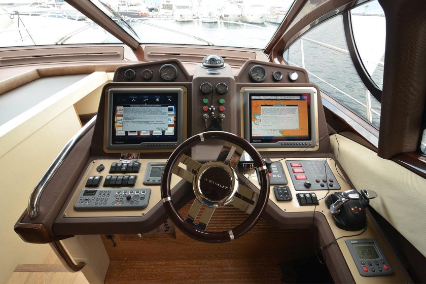 Яхта на пульте управления