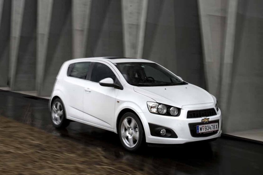 Chevrolet Aveo t300 хэтчбек