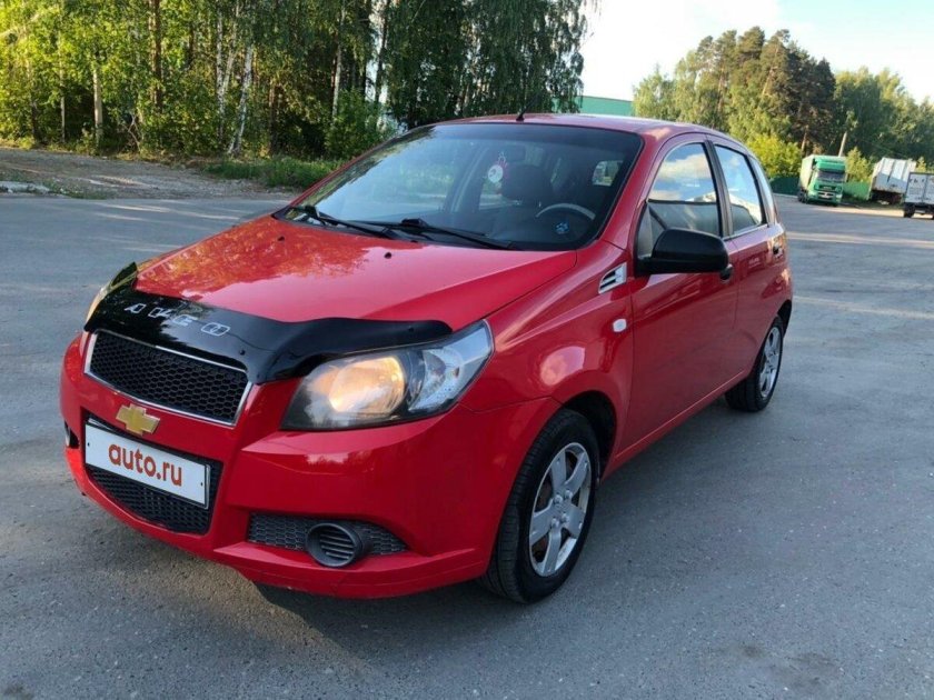 Шевроле Авео хэтчбек красная