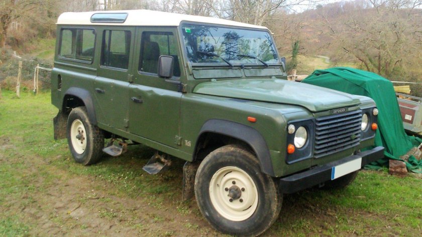 Ленд Ровер Дефендер 110 зеленый