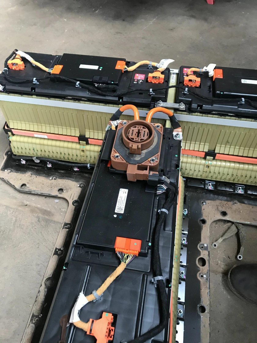 Chevrolet Volt 2017 где находится батарея