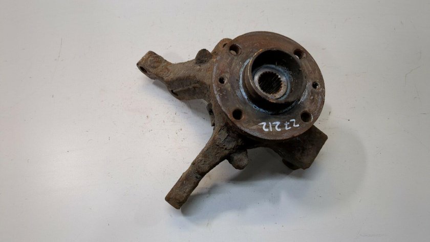 Кулак поворотный передний правый