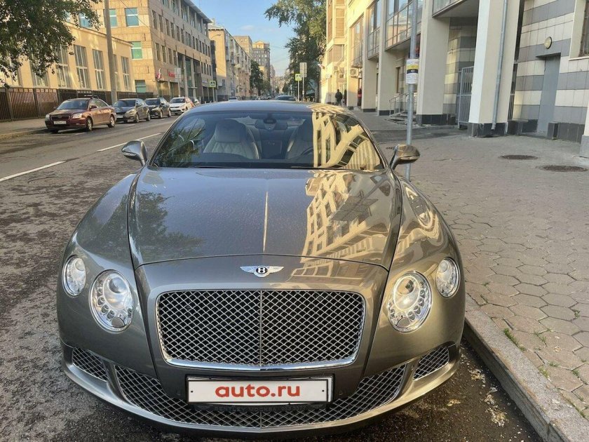 Серебристый Бентли на рыжей коже