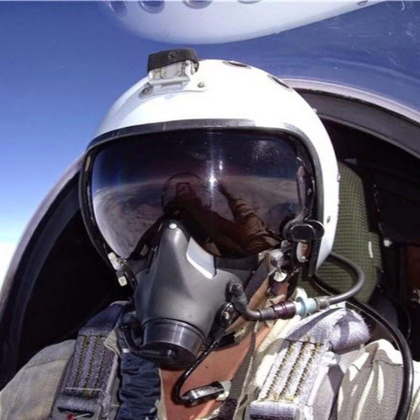 Летчик ВВС РФ В шлеме