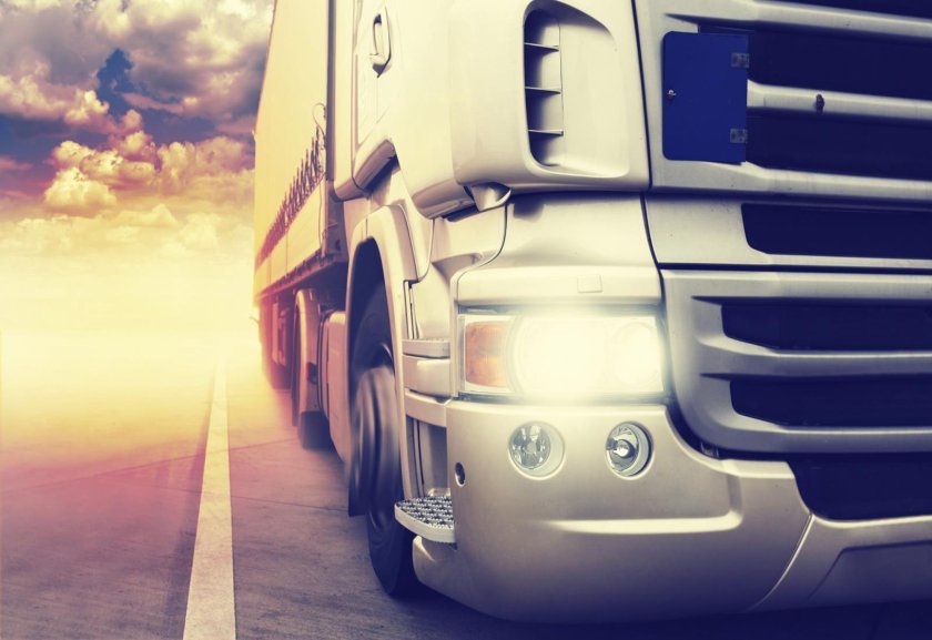 Грузовик на дороге