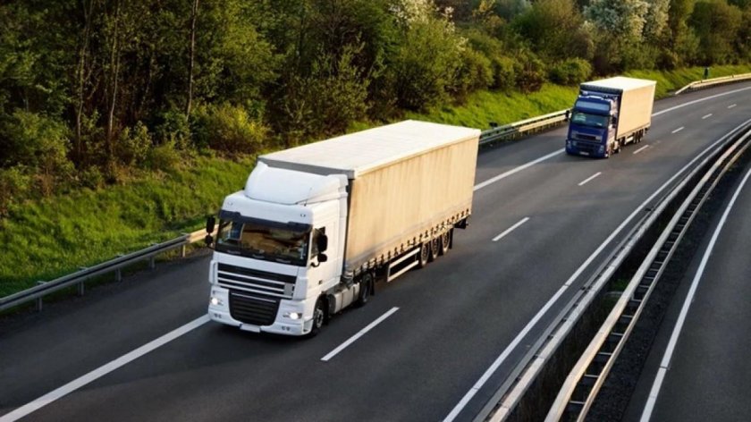 Грузовик на дороге