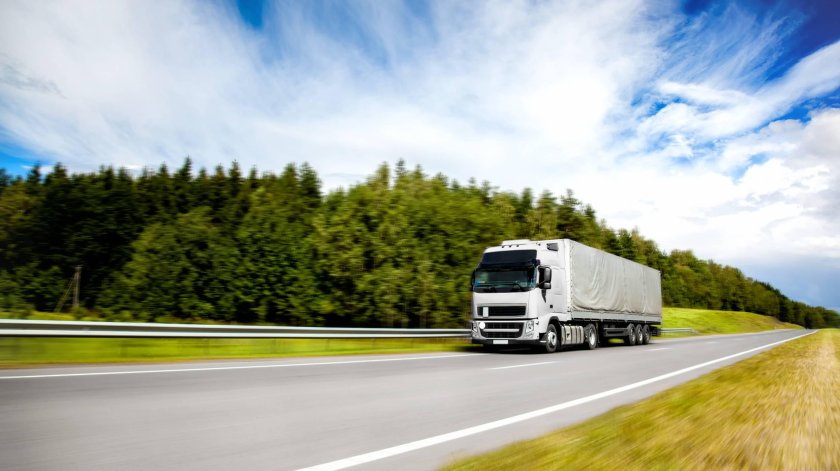 Грузовик на трассе