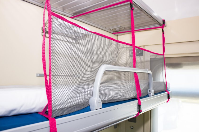 Защитная сетка для верхней полки в поезде