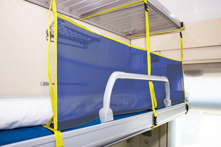 Бортик для верхней полки в поезде