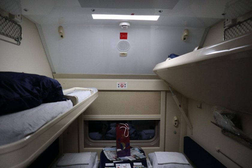 Верхняя полка в купе двухэтажного поезда