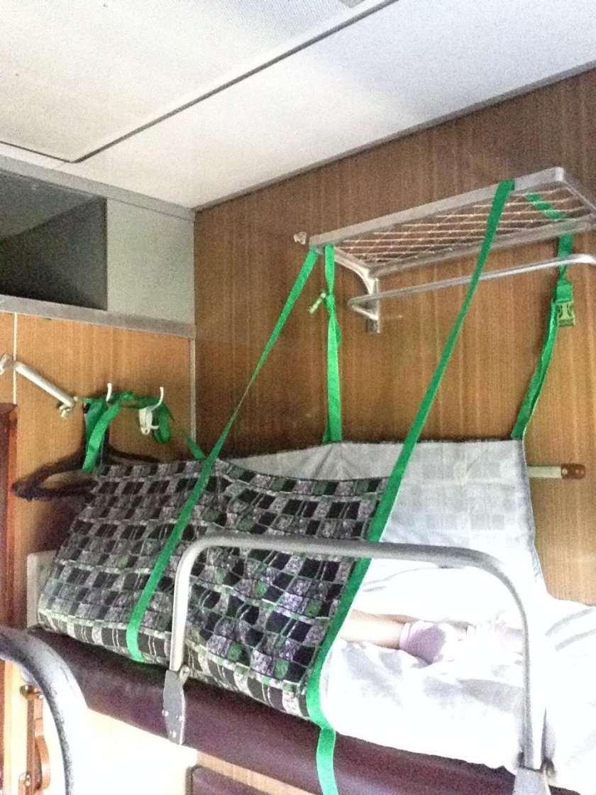 Защитная сетка для верхней полки в поезде