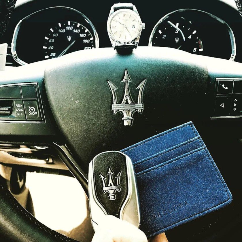 Знак Мазерати на руле