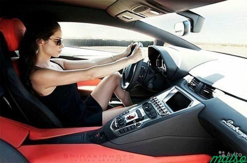 Девушка за рулем