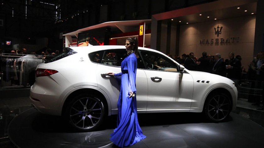 Мазерати Леванте сзади