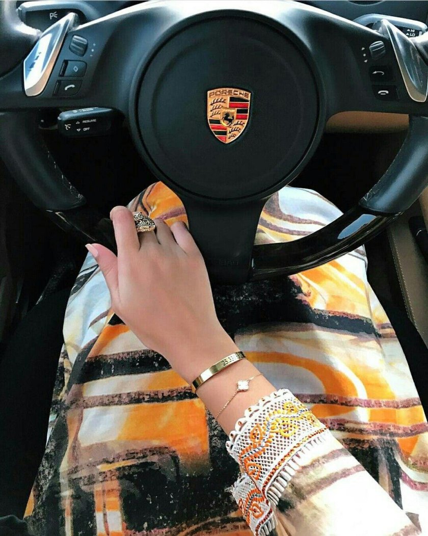 Девушка за рулем