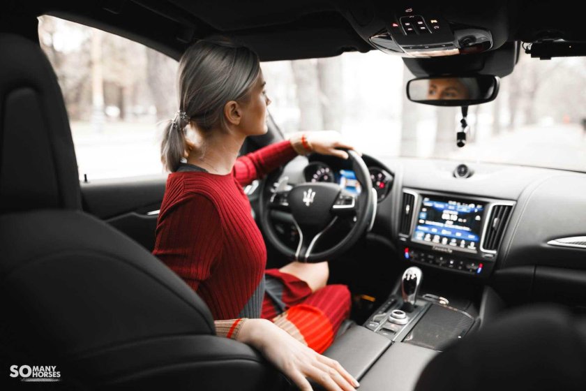 Девушка за рулем Мазератти