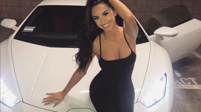 Ламборгини с девочками в платьях