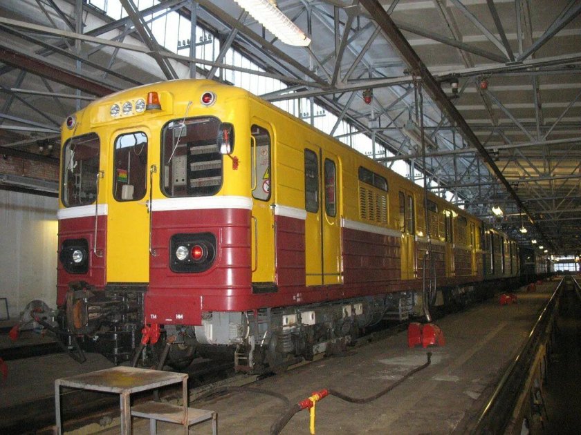 Контактно-аккумуляторный электровоз ВЭКА-001