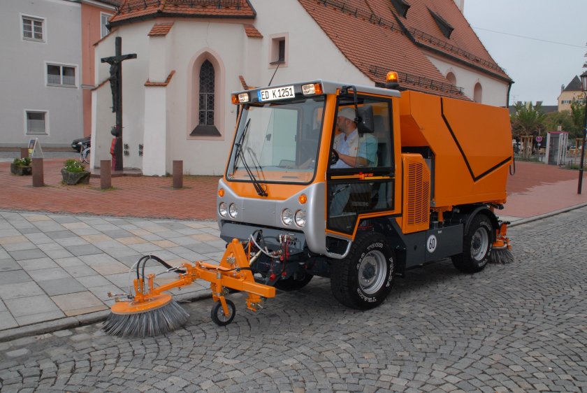 Вакуумные подметально-уборочные машины АО Коминвест АКМТ