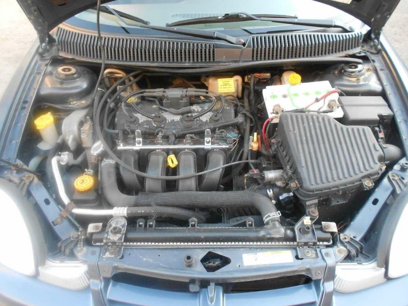 Dodge Neon 2 подкапотное