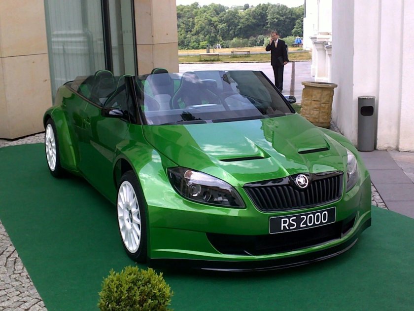 Машина салатового цвета