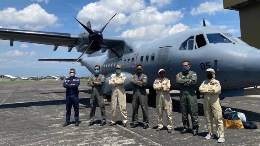 CN-235 самолет