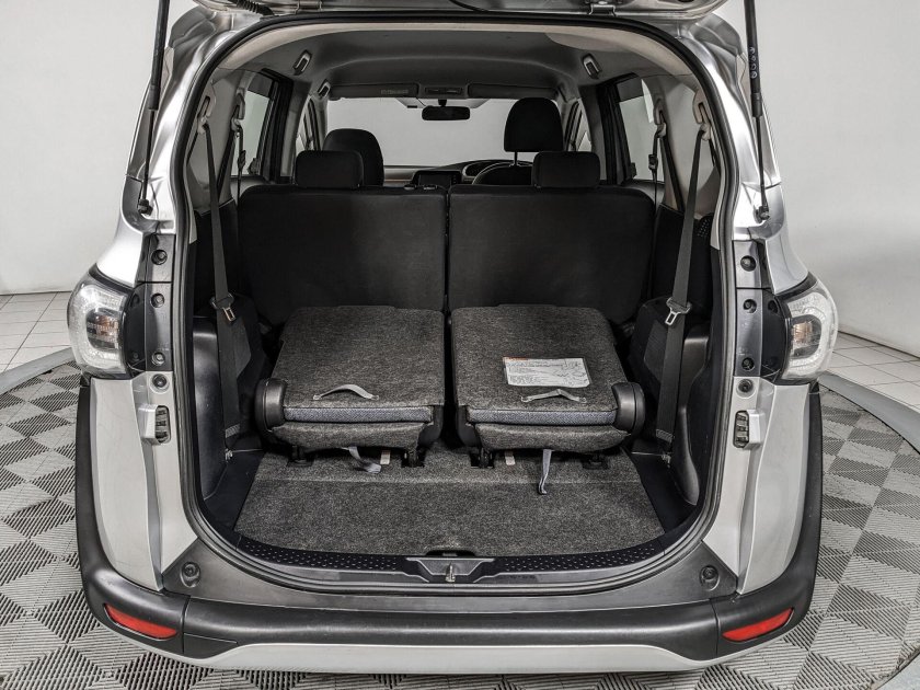 Toyota sienta 2 багажник