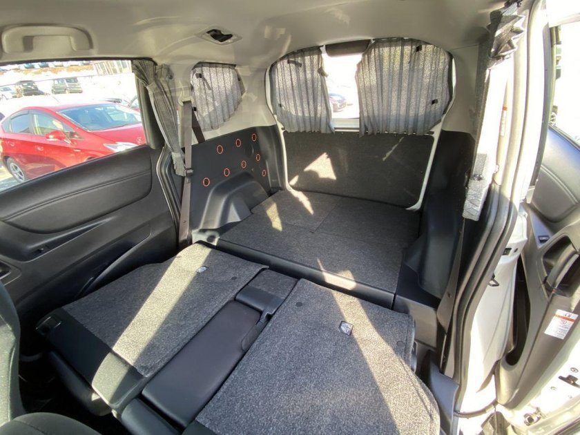 Тойота Сиента трансформация салона