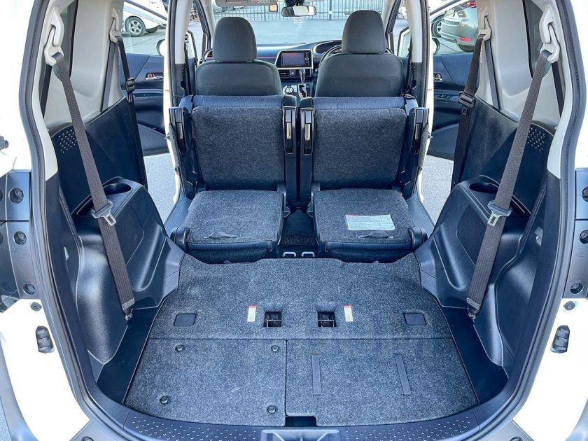 Тойота Сиента первого поколения с багажником