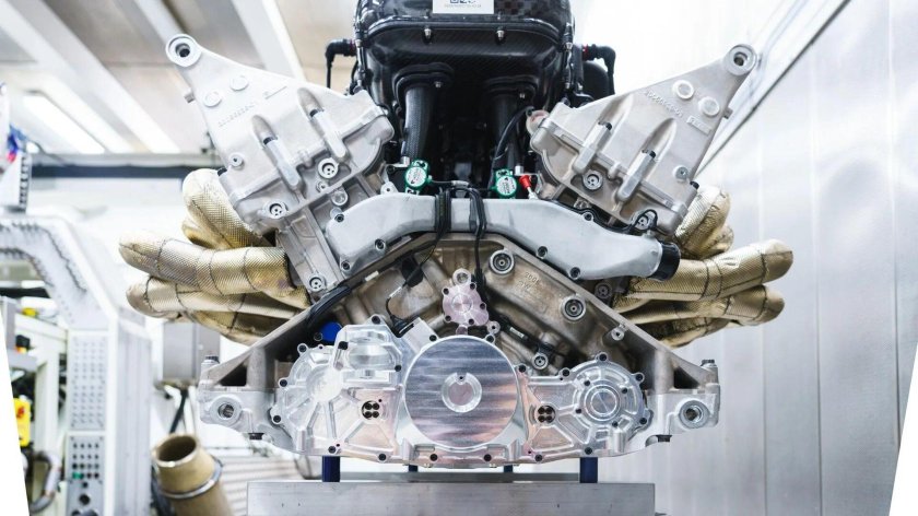 Aston Martin Valkyrie двигатель