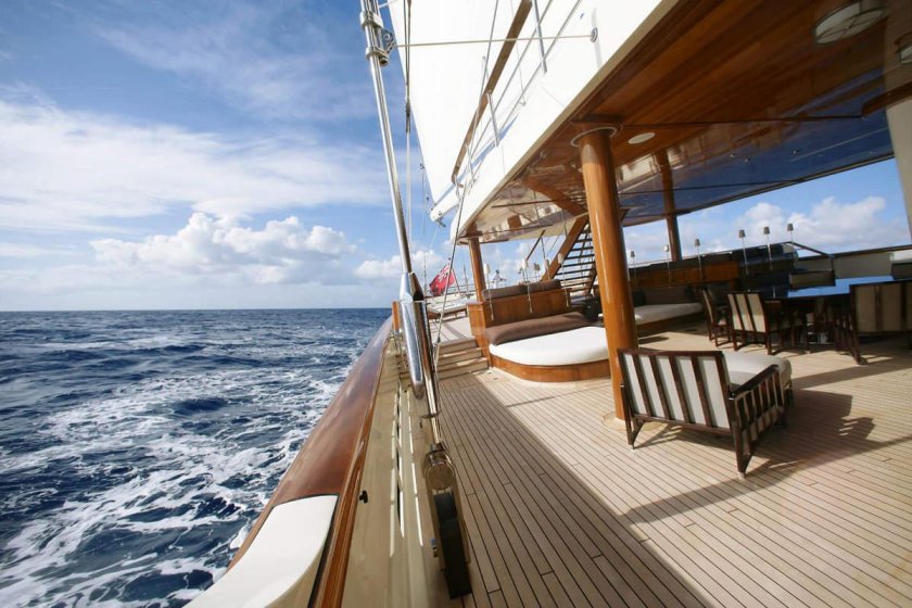 Палуба парусной яхты