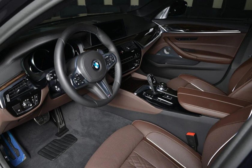 BMW m550i салон