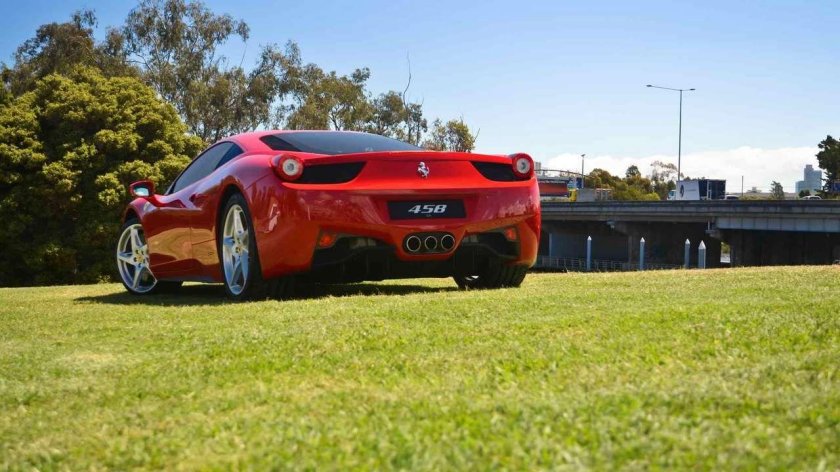 Ferrari вид сзади