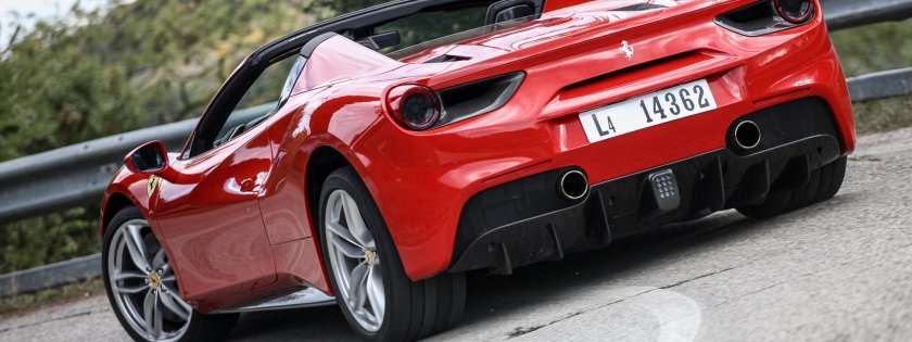 Ferrari 488 сзади