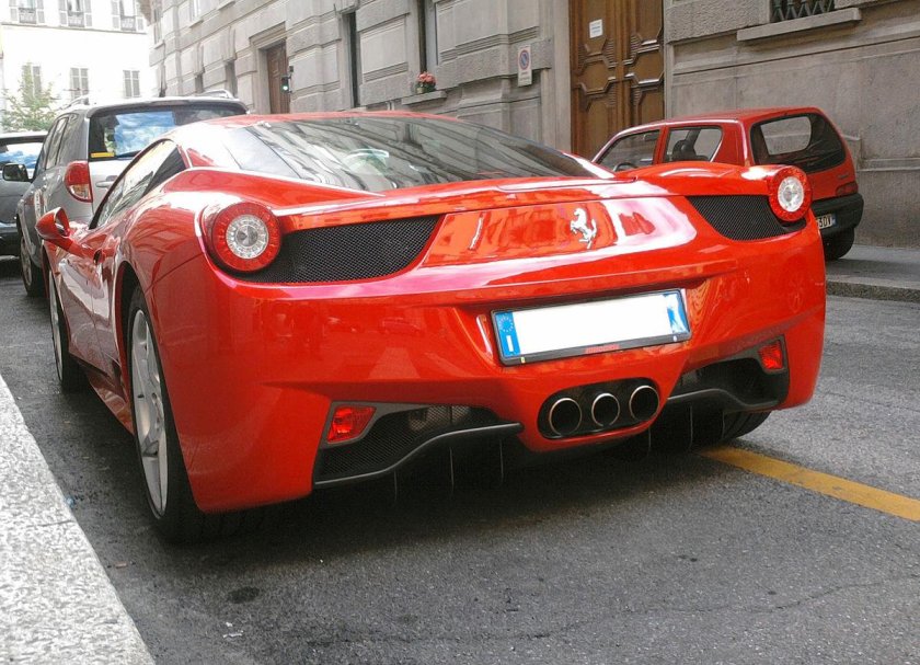 Феррари 4 трубы сзади