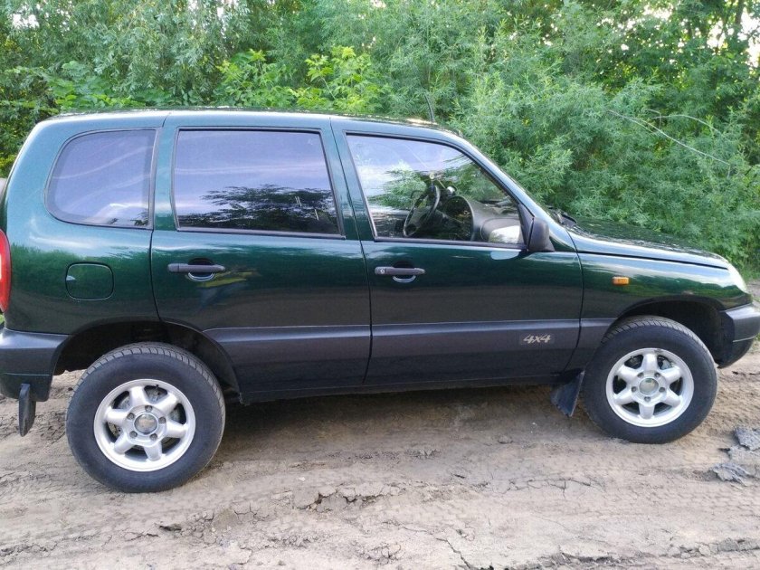 Зеленая Шевроле Нива 2004