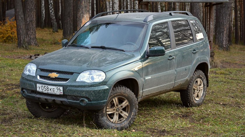 Нива Шевроле темно зеленая