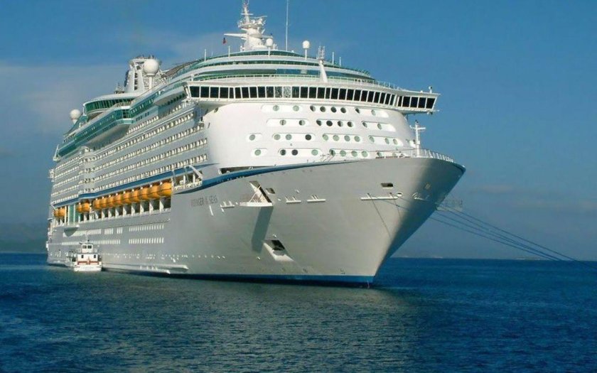 Теплоход круизный лайнер